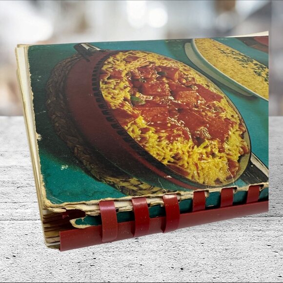 Vintage Recipes On Parade CASSEROLES International Military Wives Cookbook VTG - Picture 12 of 14